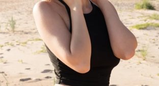 Агата на песчаном берегу