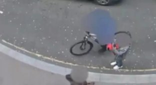 A 16-year-old cyclist snatched a woman’s smartphone while she was taking pictures of her daughter (4 photos + 2 videos)