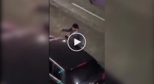 У Лондоні чоловік із ножем спробував розбити вікно бару