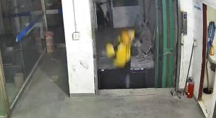 Food Delivery Driver Falls into Empty Elevator Shaft in Under-Construction Building (4 Photos + 1 Video)