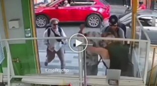 A robbery attempt on a girl in Colombia