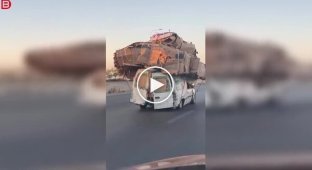 Машина, доверху нагруженная картоном, вспыхнула на обочине как факел