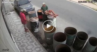 «Просто посмотрим, что внутри»: парни прокололи бочку и устроили взрыв