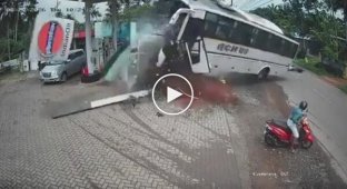 Весільний автобус перекинувся після різкого маневру водія