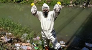 A stupid myth for which Indonesians are destroying a river with diapers (5 photos)