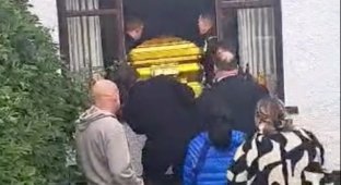 The bandit who died in the accident was buried in a golden coffin with “white powder” (3 photos)