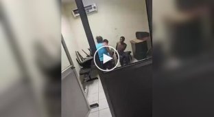 У Колумбії мати побила сина прямо в поліцейській ділянці