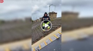 Мужчина упал с крыши, снимая видео с солнечными панелями