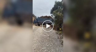 Падение самосвала в пропасть