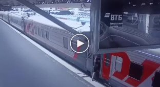 In Russia, a man fell between the platform and the train