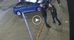 Пьяный британский депутат напал на избирателя во время разговора