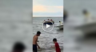 В Индонезии туристов выбросило с надувной лодки на людей