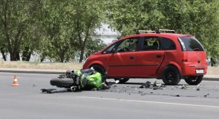 Всё же мотоцикл - очень опасный вид транспорта, даже если водитель соблюдает ПДД (4 фото + 2 видео)