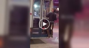 Taxi driver unexpectedly intervenes in passenger-driver dispute