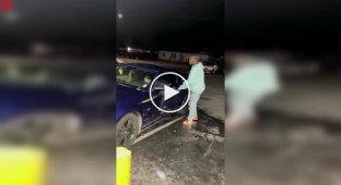 Конфликт на улице закончился погромом автомобиля