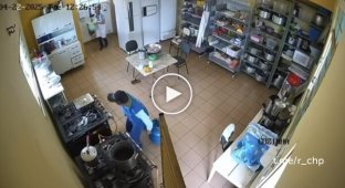 Сотрудник газовой компании попал в больницу после неудачных попыток потушить огонь в школьной столовой