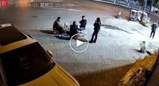 В Китае водитель протаранил людей — он утверждает, что просто «не справился с управлением»