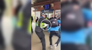 Футбольного фаната ударили дубинкой во время потасовки на железнодорожной платформе
