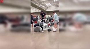347 kg on the chest: a guy tried to set a bench press record