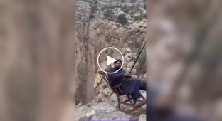Чудак попытался сфотографироваться у пропасти и потерпел неудачу