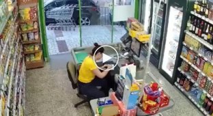 A migrant in Spain almost strangled a store worker