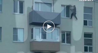 On Sakhalin, employees of the Ministry of Emergency Situations rescued a guy who went out of the window “under the influence of substances”