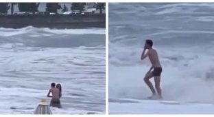 In Russia, a couple in love decided to take a walk along the shore during a storm and the girl was washed into the sea (1 photo + 1 video)