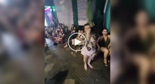 Во Вьетнаме мужчина оказался в центре внимания уличных секс-работниц