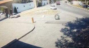 A fallen wheel hit pedestrians (3 photos + 1 video)