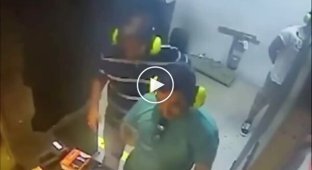 Два идиота, селфи и заряженный пистолет