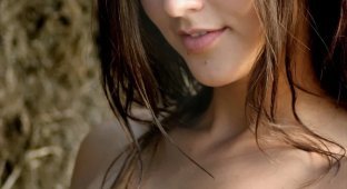 Красивая брюнетка Зина на природе