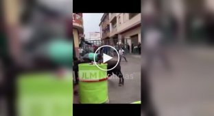 Бык атаковал мужчину на фестивале в Испании