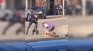 A guy on an electric scooter tried to help and almost became a victim himself.