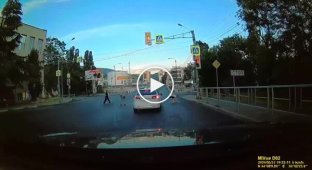 A motorcyclist ignored a traffic light and hit a pedestrian