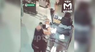 In Russia, two men fought over a booth while shopping in a store