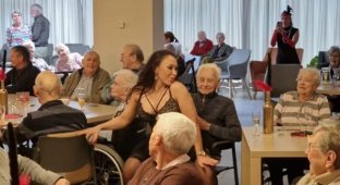 They helped take off underwear: residents of a nursing home were given a striptease (5 photos)