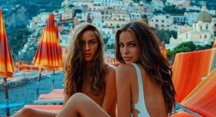 Cute beauties are vacationing in Capri