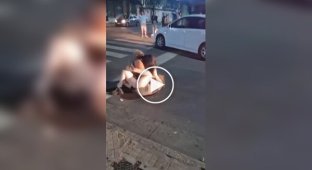 В Аргентине женщины устроили драку с ножницами из-за мужчины