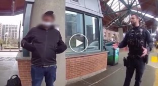 Чоловік напав із ножем на поліцейських у США