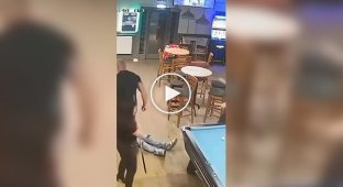 Разъяренный муж ударил незнакомца, приставшего к его жене