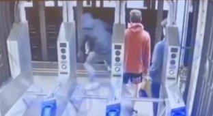 Парень толкнул незнакомца под поезд в метро Нью-Йорка (1 фото + 3 видео)