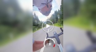 Падение с велосипеда на скорости около 90 кмч