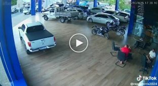 Обычный день в бразильском автосалоне