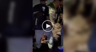 Житель Бали взял на удушающий россиянина, пристававшего к девушке