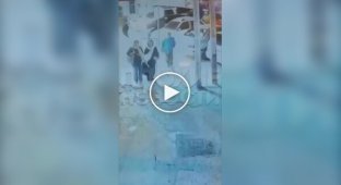 В Иране мужчина с ноги ударил женщину, идущую без хиджаба