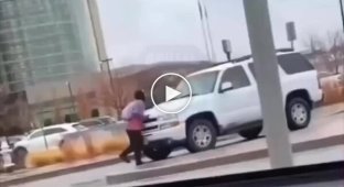 Водитель внедорожника избил пешехода возле здания суда