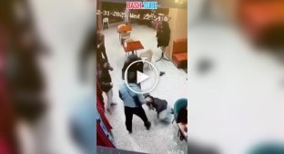 У Казахстані відвідувачі влаштували бійку з жінкою через розлитий на диван чай