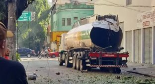 The explosion of a gas company tanker was caught on video in Brazil (2 photos + 1 video)