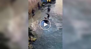 African shaman almost crashed to his death after he wanted to make a spectacular jump into the water