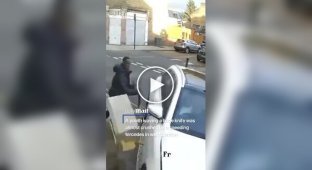 В Лондоне гражданина с мачете пытался сбить Mercedes
